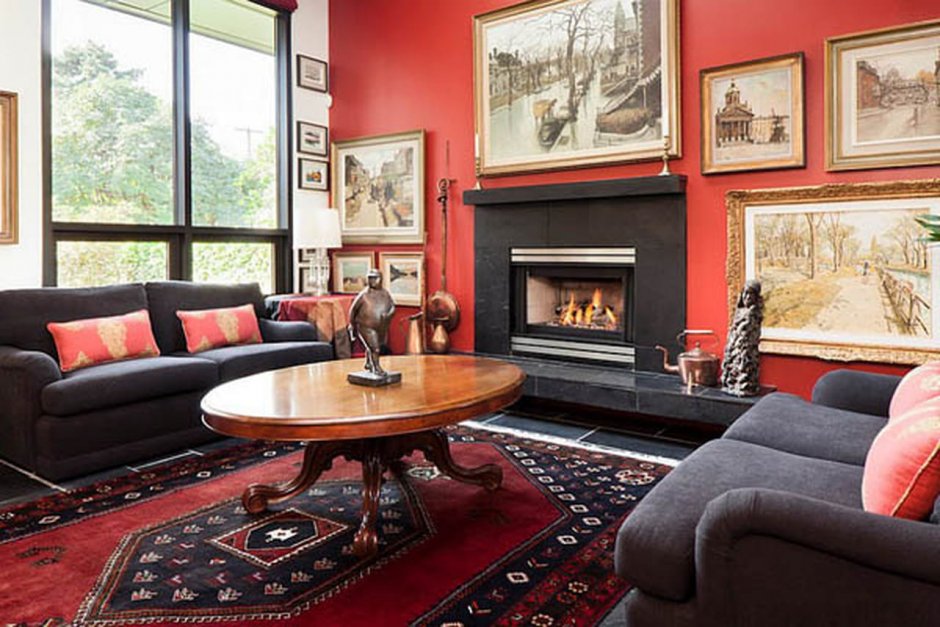 Гостиная с красным диваном и камином