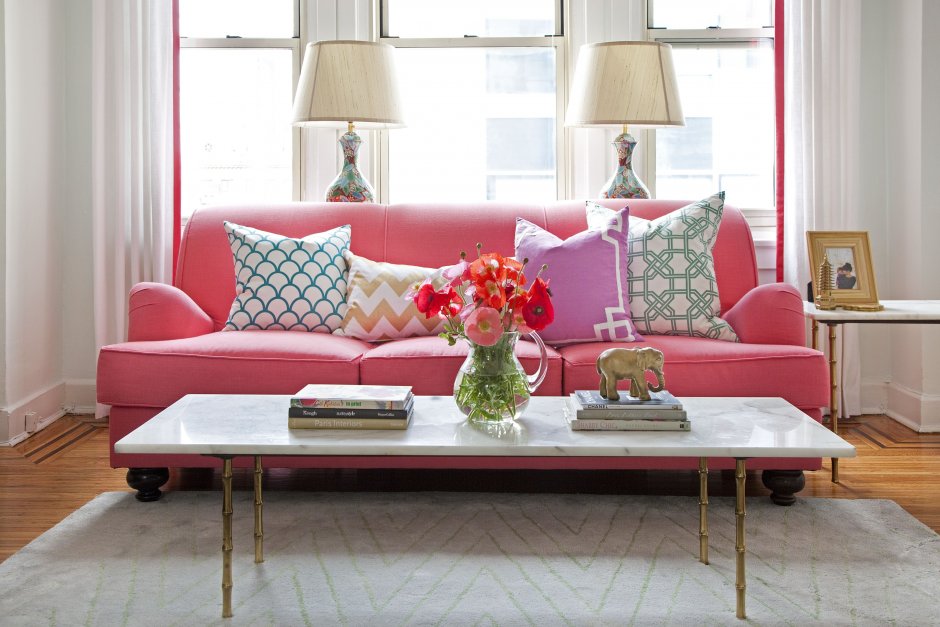 Зеленый диван с розовыми подушками
