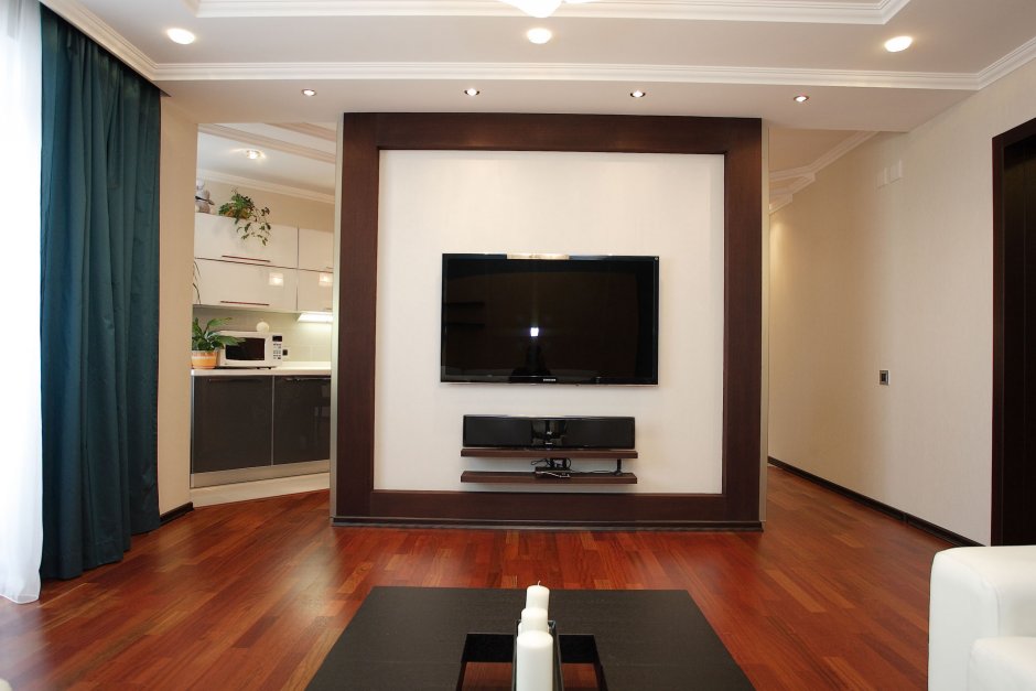 Телевизор на перегородке между кухней и гостиной