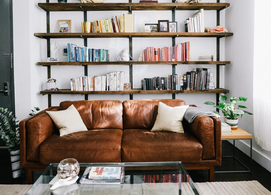 Книжный стеллаж за диваном