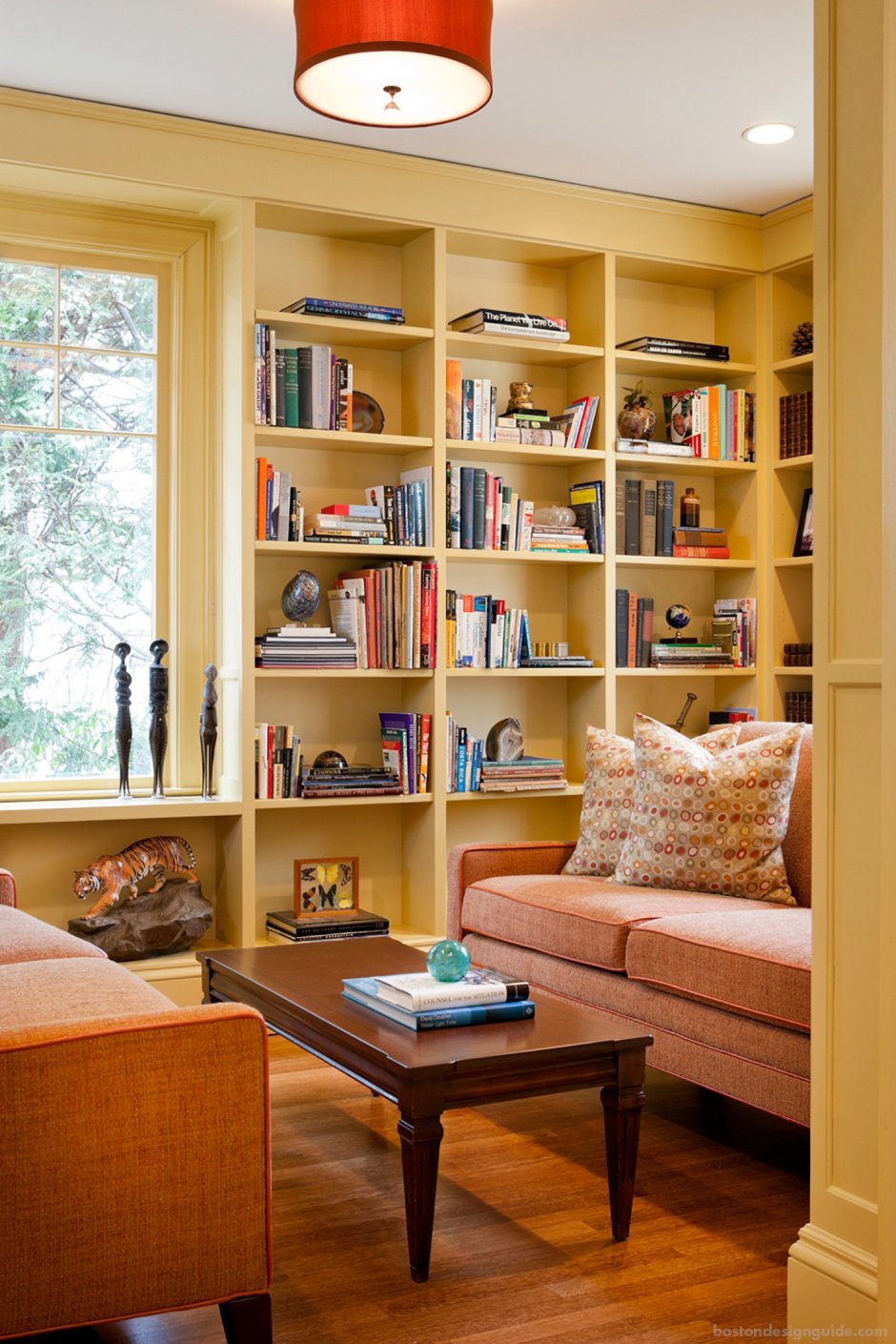 Полка для книг над диваном