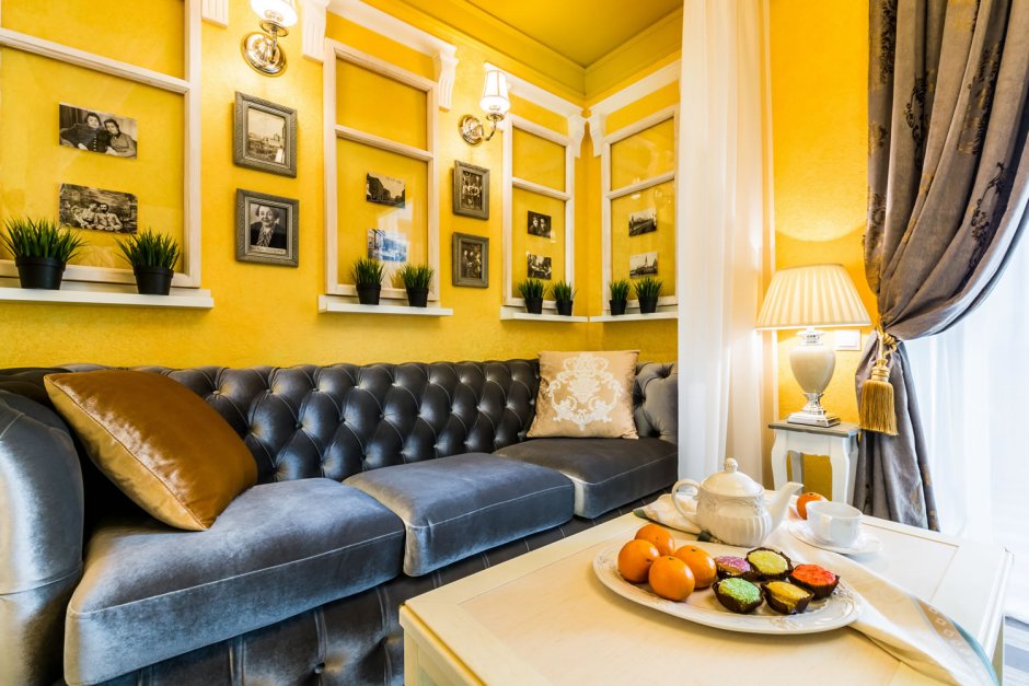 Желтый цвет в интерьере гостиной