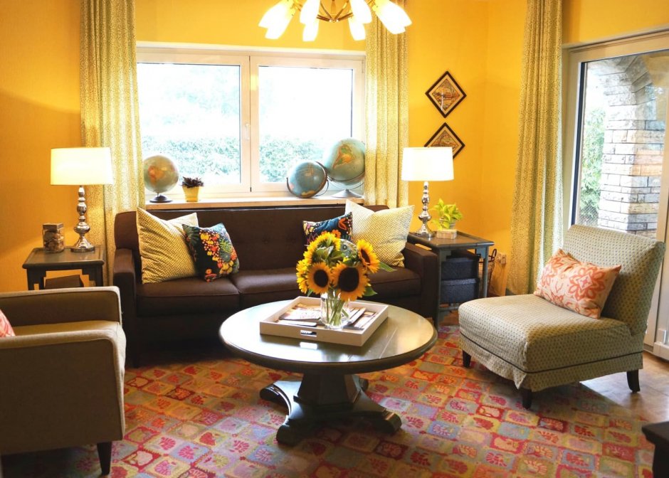 Интерьер гостиной в желто-коричневых тонах