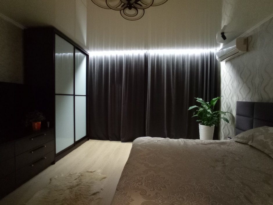 Парящие натяжные потолки с подсветкой фото в спальне