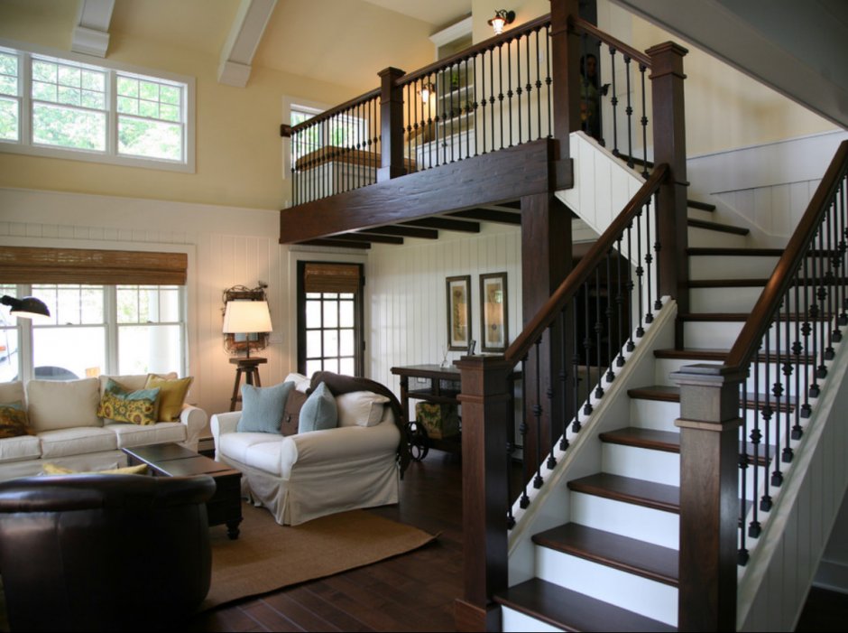 Гостиная в деревянном доме с лестницей