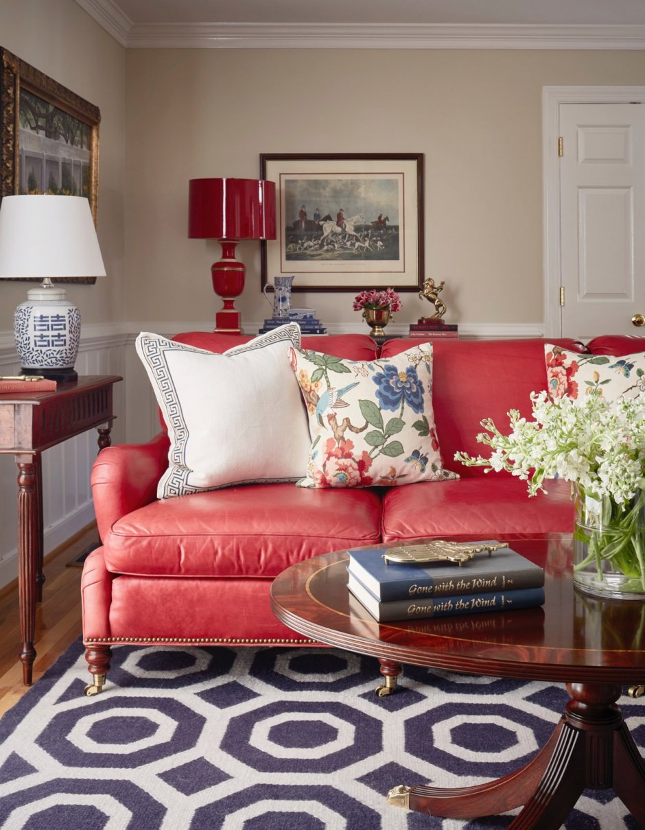 Бордовый кожаный диван в интерьере
