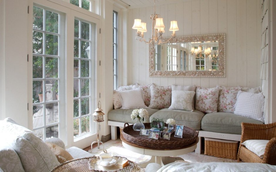 Уютный интерьер в стиле Прованс с красивым видом из окна