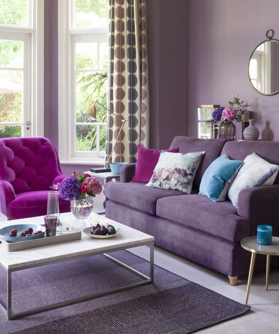 Мраморная стена с диваном фиолетовый