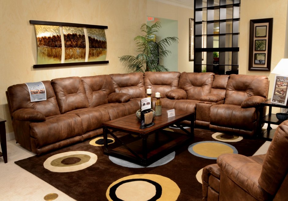 Гостиная с коричневым кожаным диваном