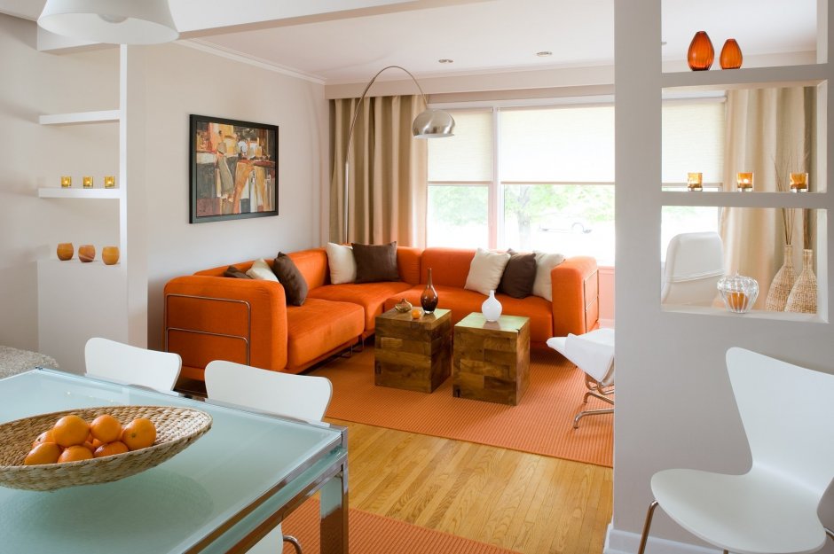 Оранжевый в интерьере гостиной