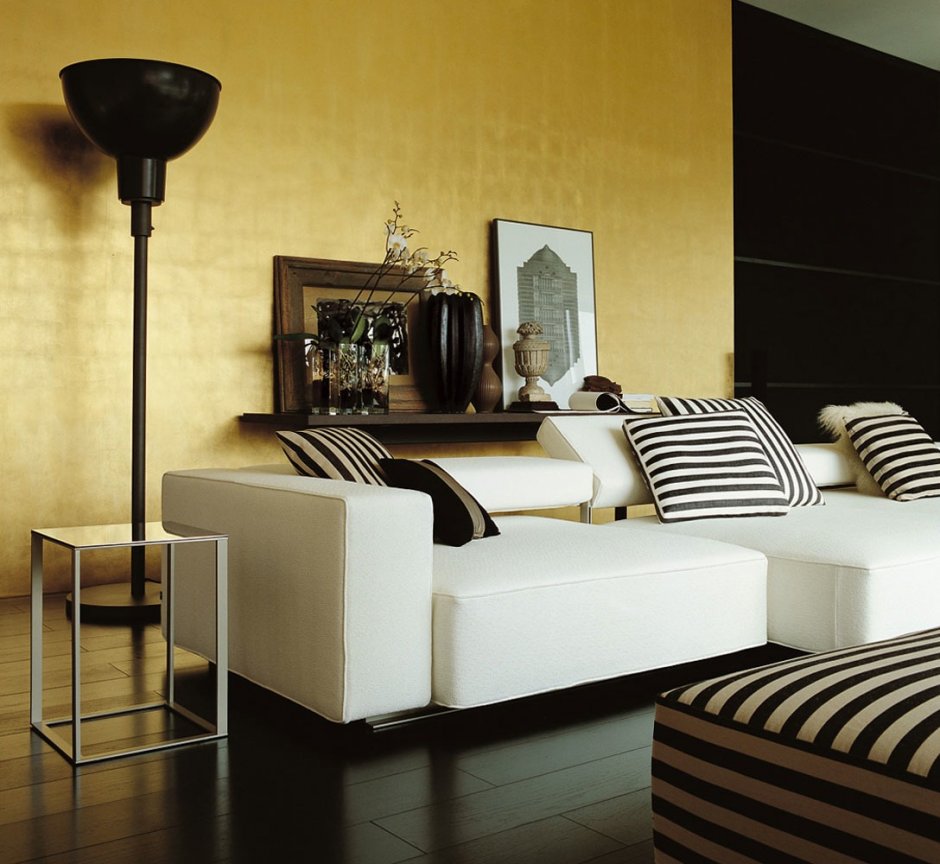 Белая мебель и яркий диван