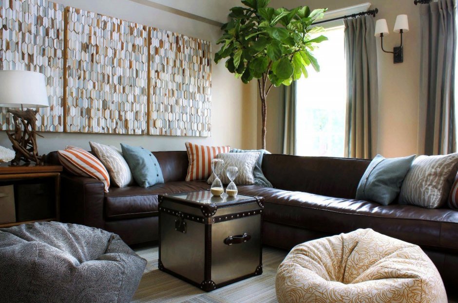 Полосатый диван в интерьере гостиной (34 фото)