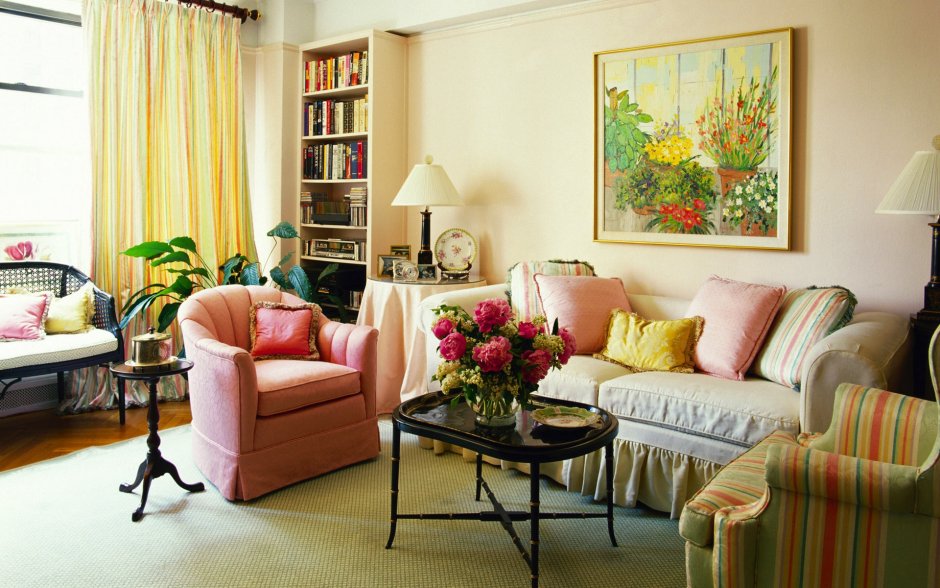 Картины с цветами в интерьере гостиной