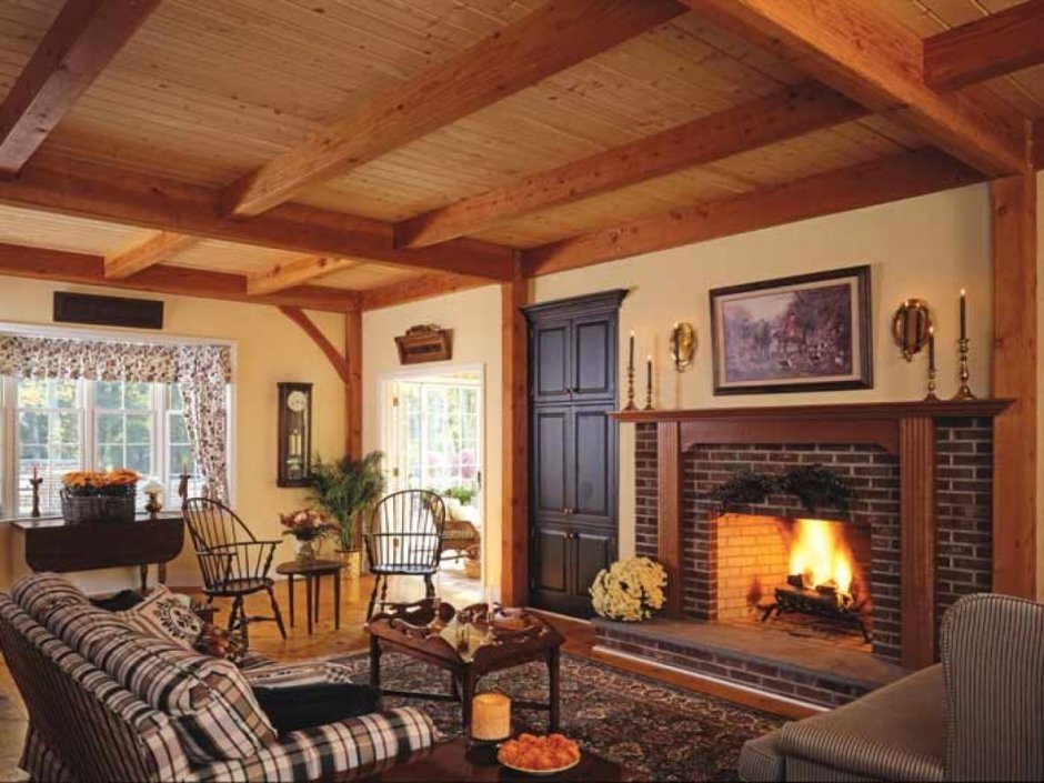 Интерьер комнаты с камином в деревянном доме