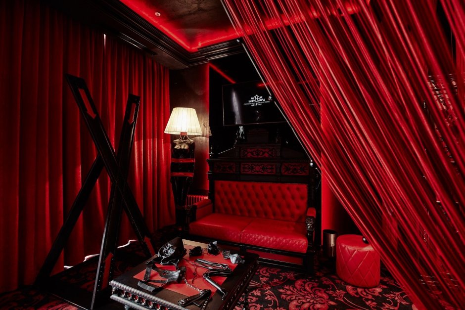 Красный интерьер комнаты