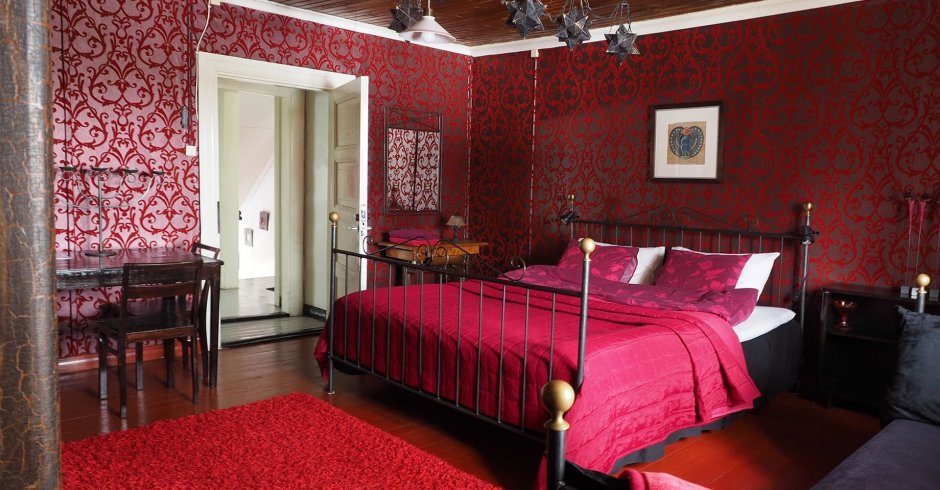 Комната с бордовыми стенами