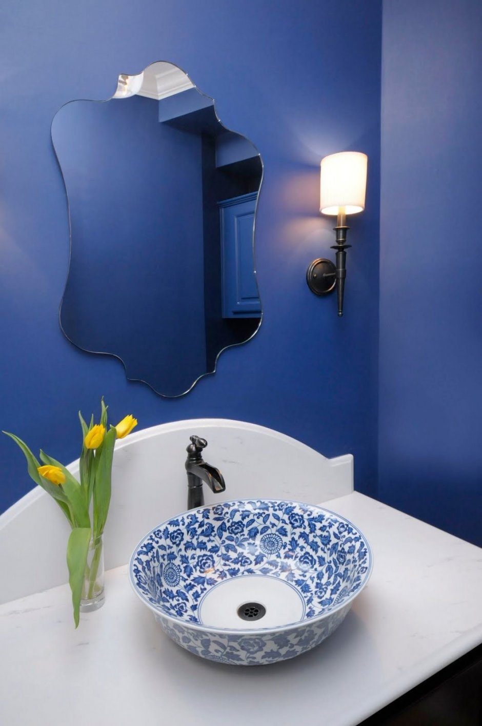 Синяя раковина в ванную