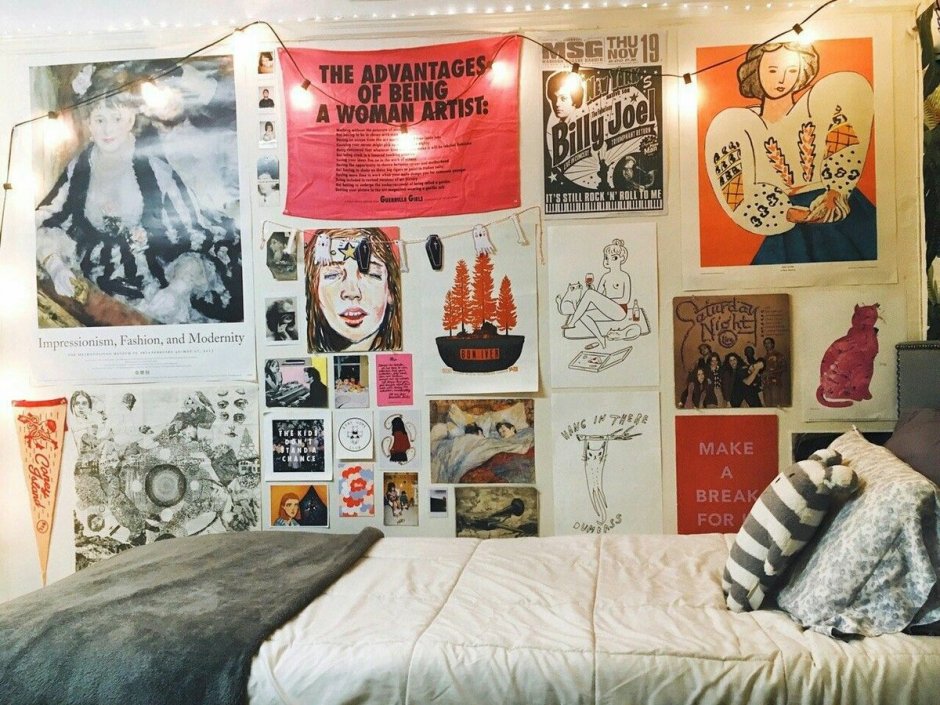 Комната в общежитии с плакатами