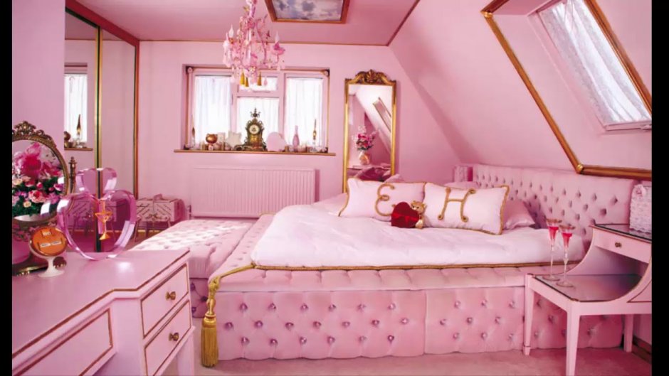 Ярко розовая комната