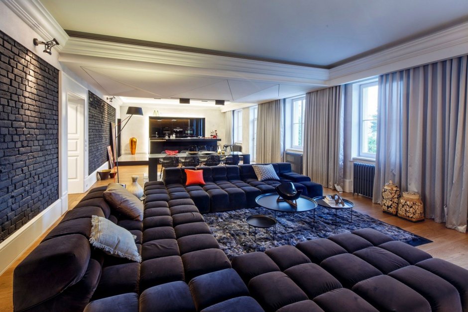 Гостиная с большим диваном в современном стиле