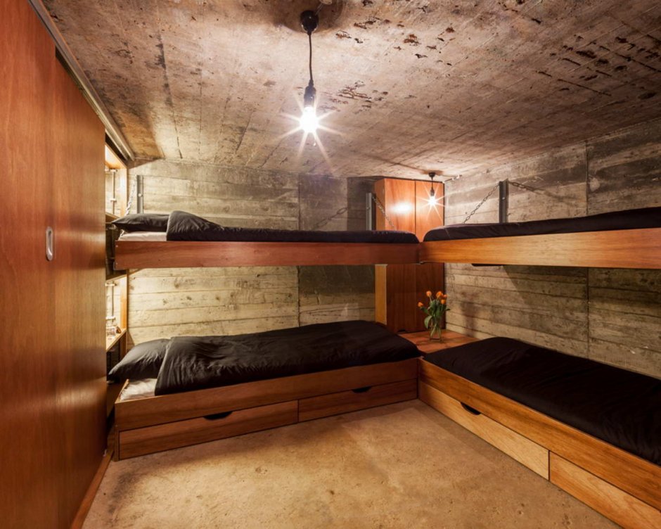 Кровать в подвале