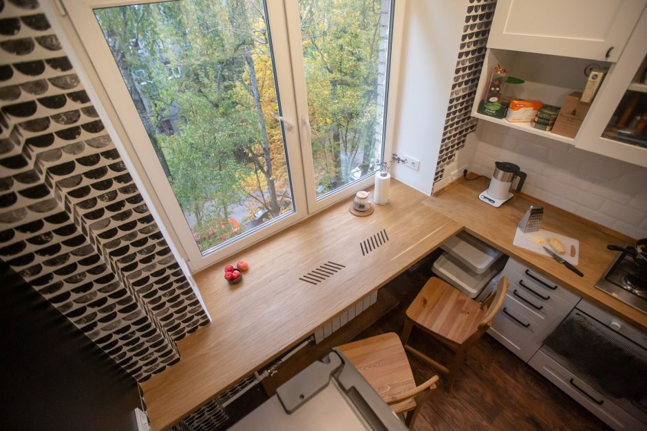 Стол подоконник на кухне с балконом