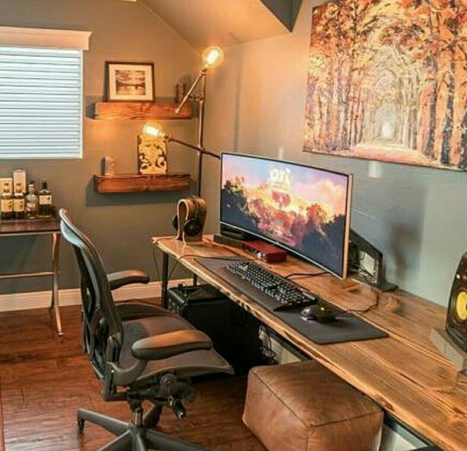 Уютная комната с компьютером