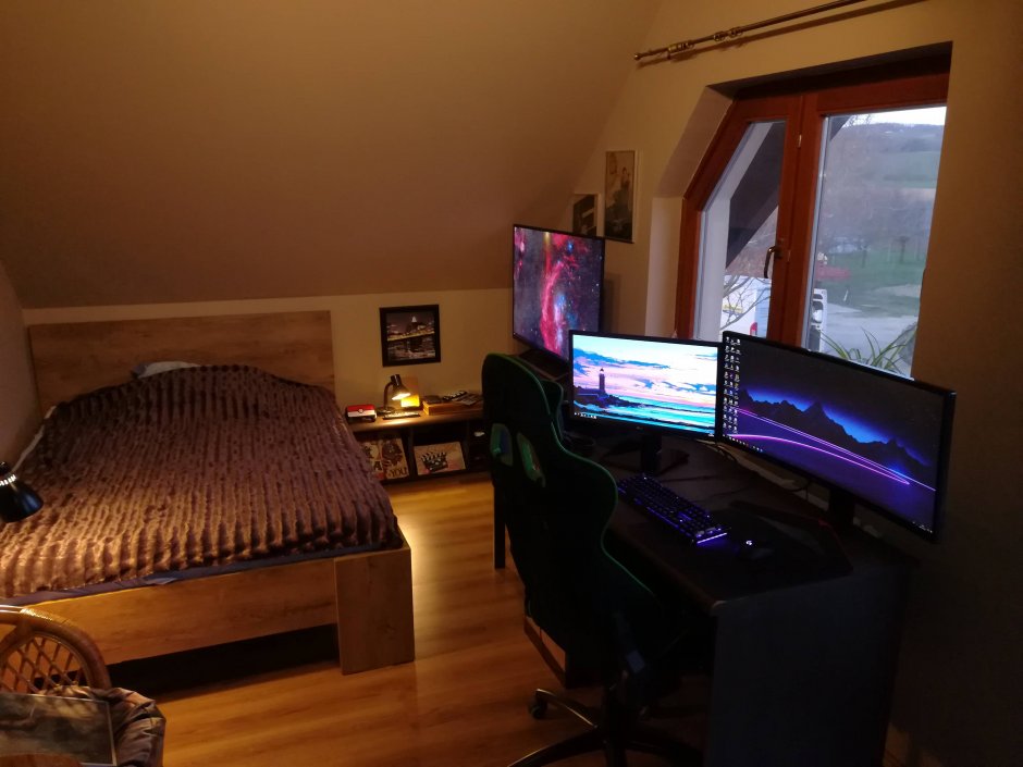 Уютная комната с компьютером