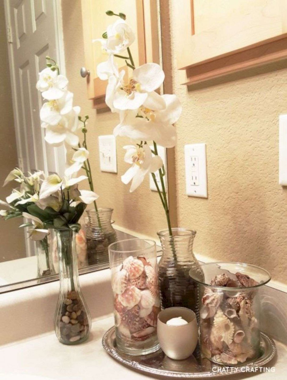 Искусственные цветы в интерьере ванной