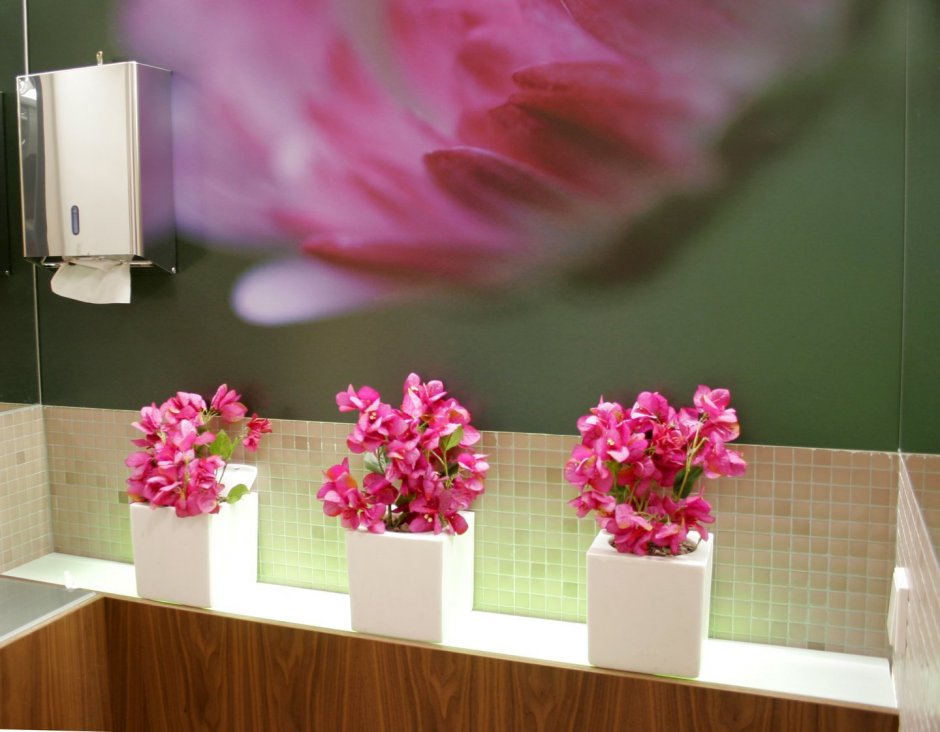 Украшение ванной комнаты цветами
