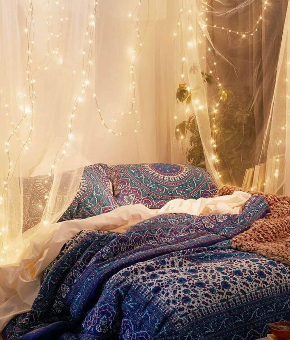 Уютная кровать с подушками