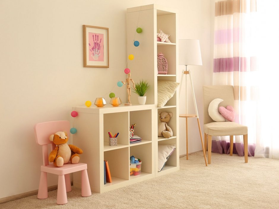 Стеллажи в детскую комнату для игрушек и книг