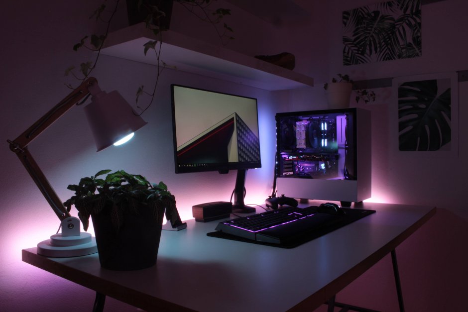 Компьютерная комната с подсветкой