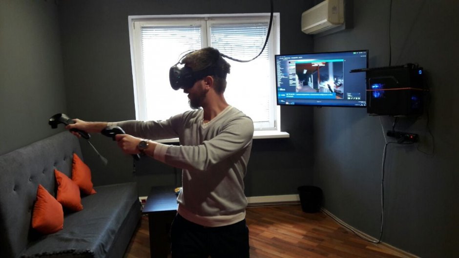 Комната с очками виртуальной реальности