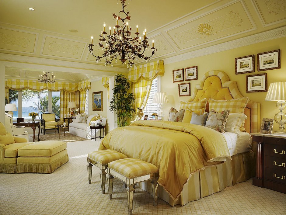 Красивая желтая комната
