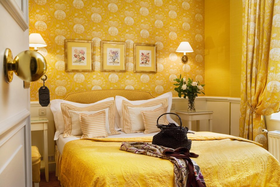 Интерьер комнаты с желтыми обоями