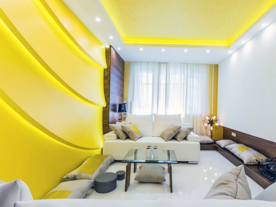 Интерьер комнаты с желтым потолком