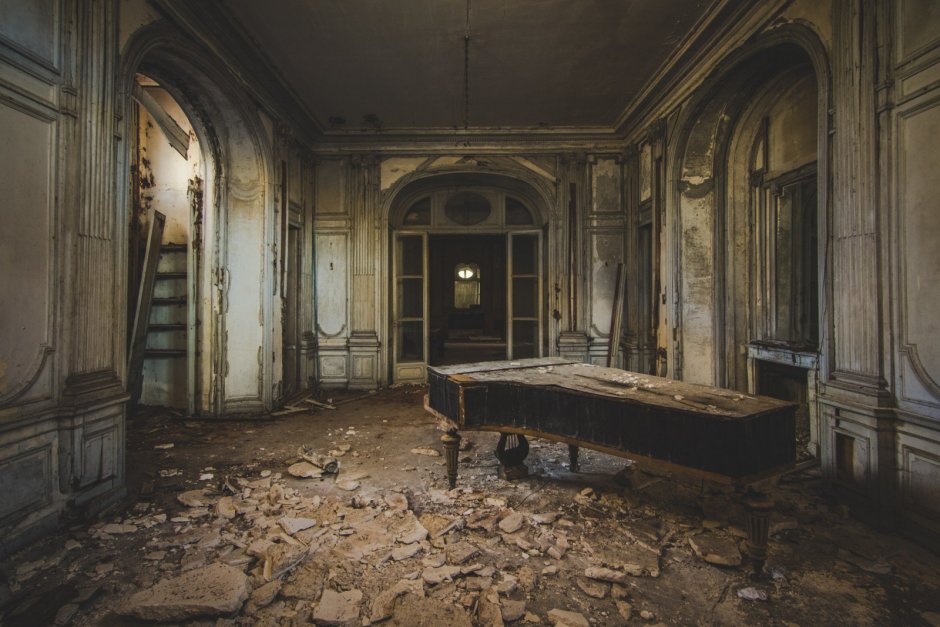 Старая заброшенная комната