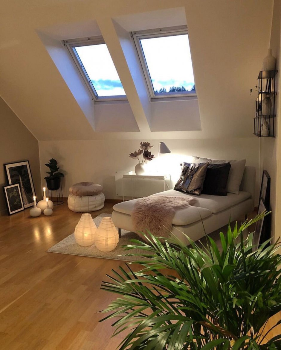 Гостиная с мансардными окнами