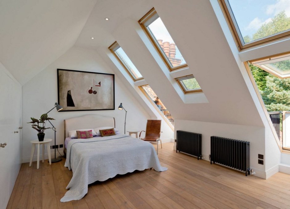 Отделка скошенного потолка