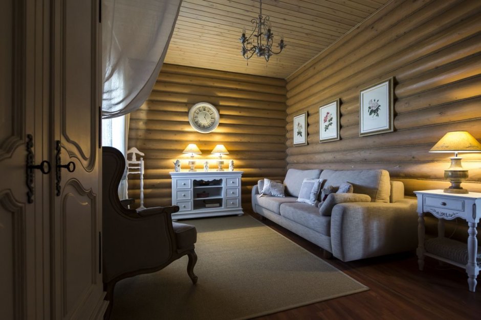 Интерьер гостевой комнаты в деревянном доме