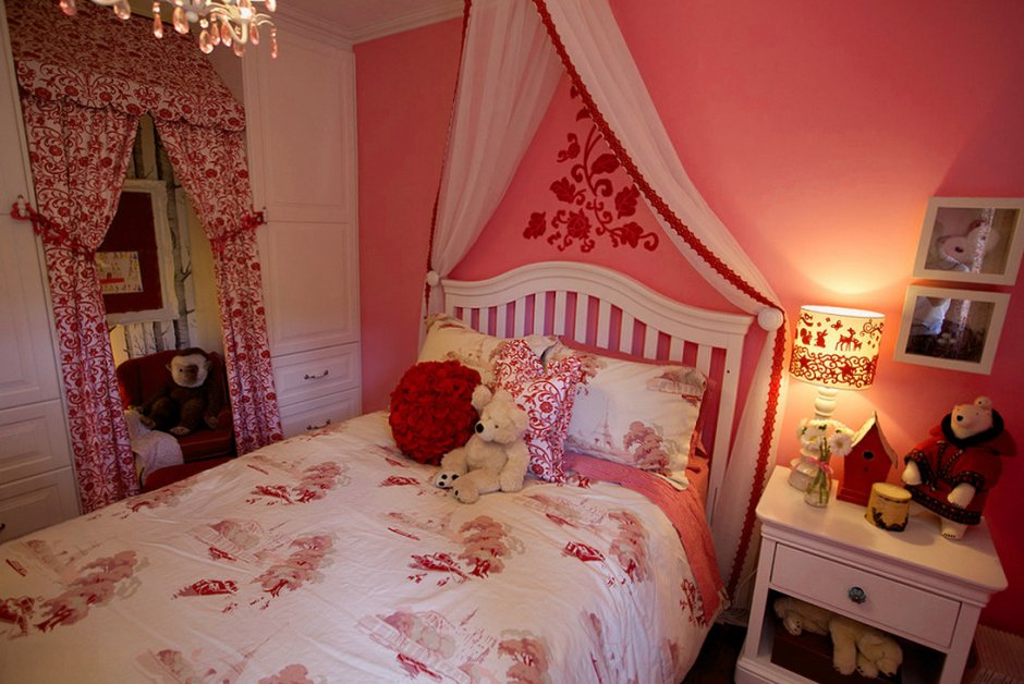 Розовая детская комната