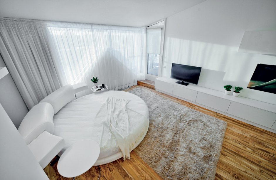 Круглая кровать в однокомнатной квартире
