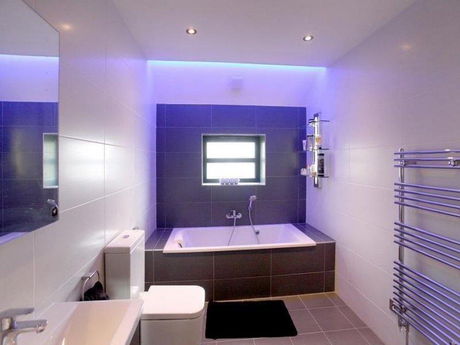 Ванная комната с фиолетовой подсветкой