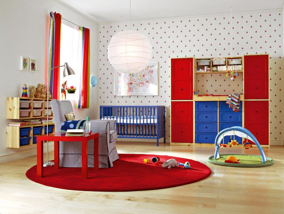 Детская комната для мальчика с красным ковром