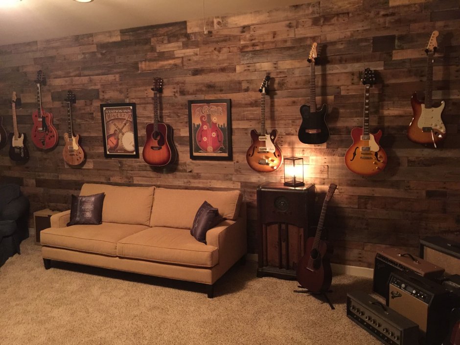 Гитара на стене в интерьере