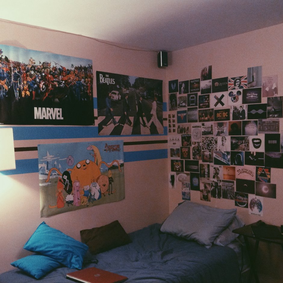 Комната с постерами на стенах