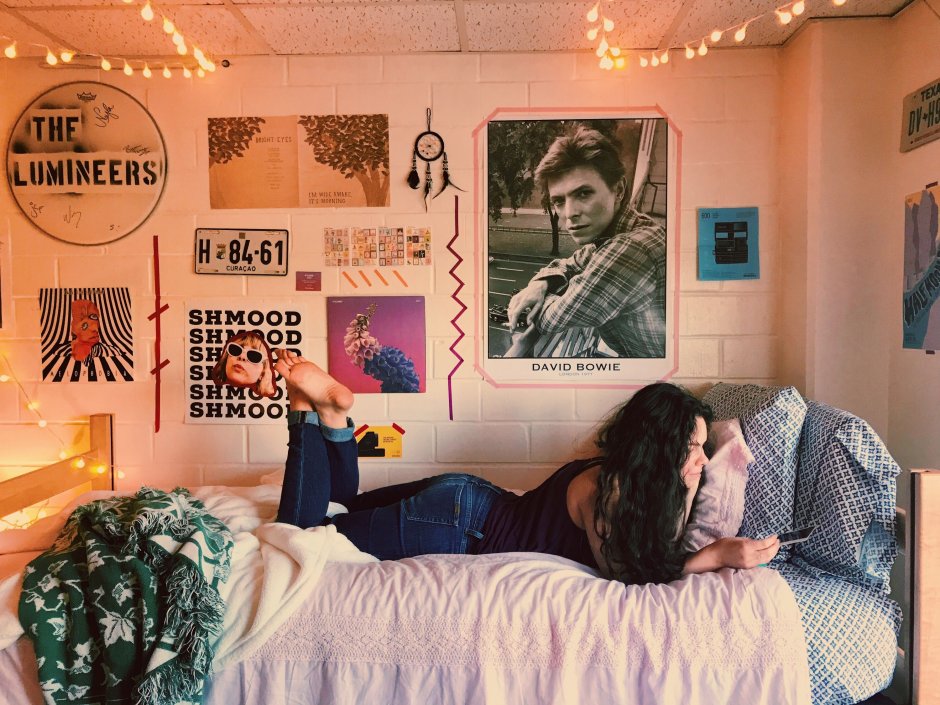 Комната тинейджера с постерами