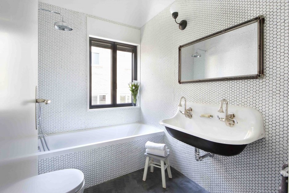 Ванная комната с сиреневыми стенами