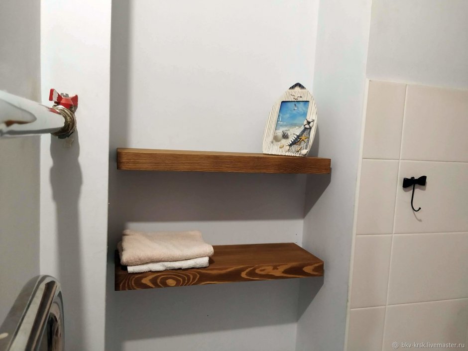 Деревянные полочки в ванную